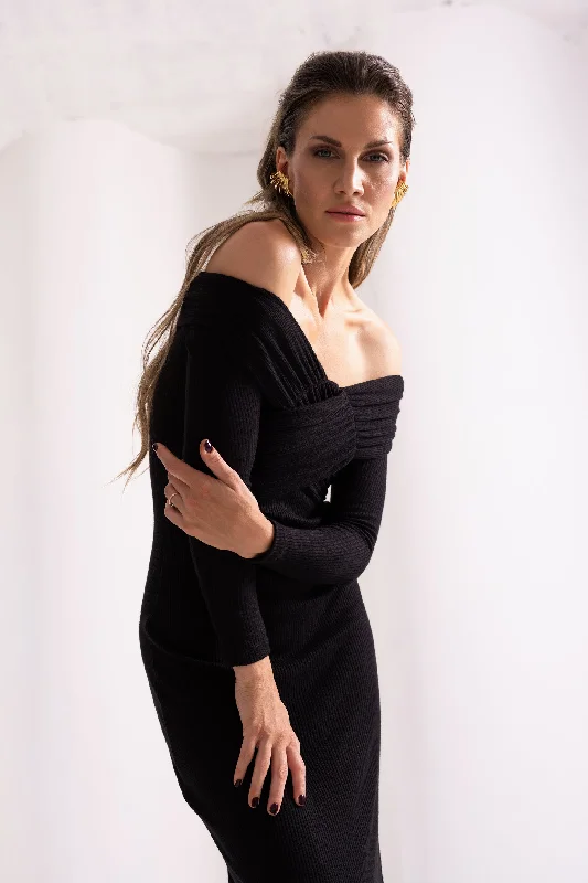 Off-the-shoulder knitted midi dress